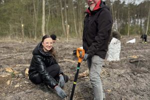 Społeczna akcja sadzenia lasu w Ryńsku, na terenie Leśnictwa Wronie