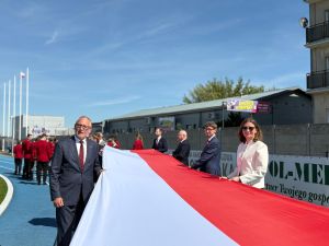 Starosta Wąbrzeski i Wicestarosta podczas przemarszu z flagą