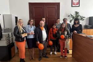 Zdjęcie z uczestnikami WTZ w Wąbrzeźnie i opiekunem