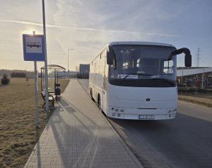 Autobus na przystanku