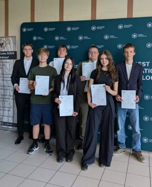 Wiktoria Kowalska wraz z uczestnikami Olimpiady Wiedzy Ekologicznej