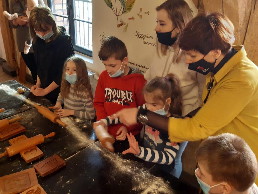 Dzieci z Placówki Opiekuńczo-Wychowawczej w Książkach na wycieczce do muzeum piernika