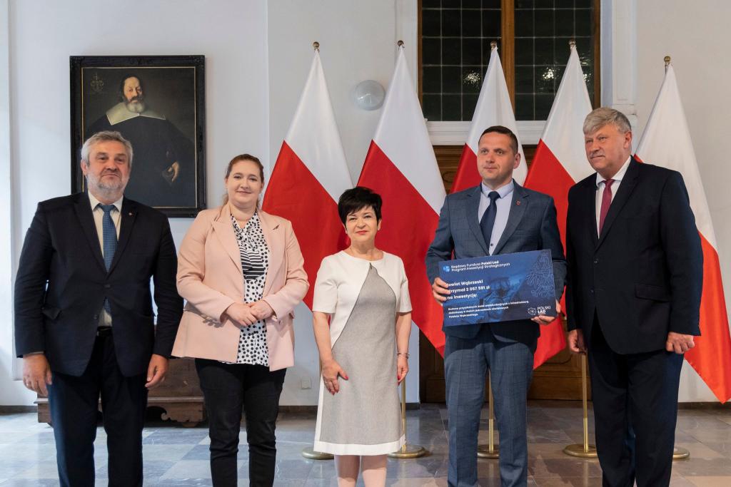 Odebraliśmy symboliczną promesę na realizacje inwestycji budowy boisk przyszkolnych