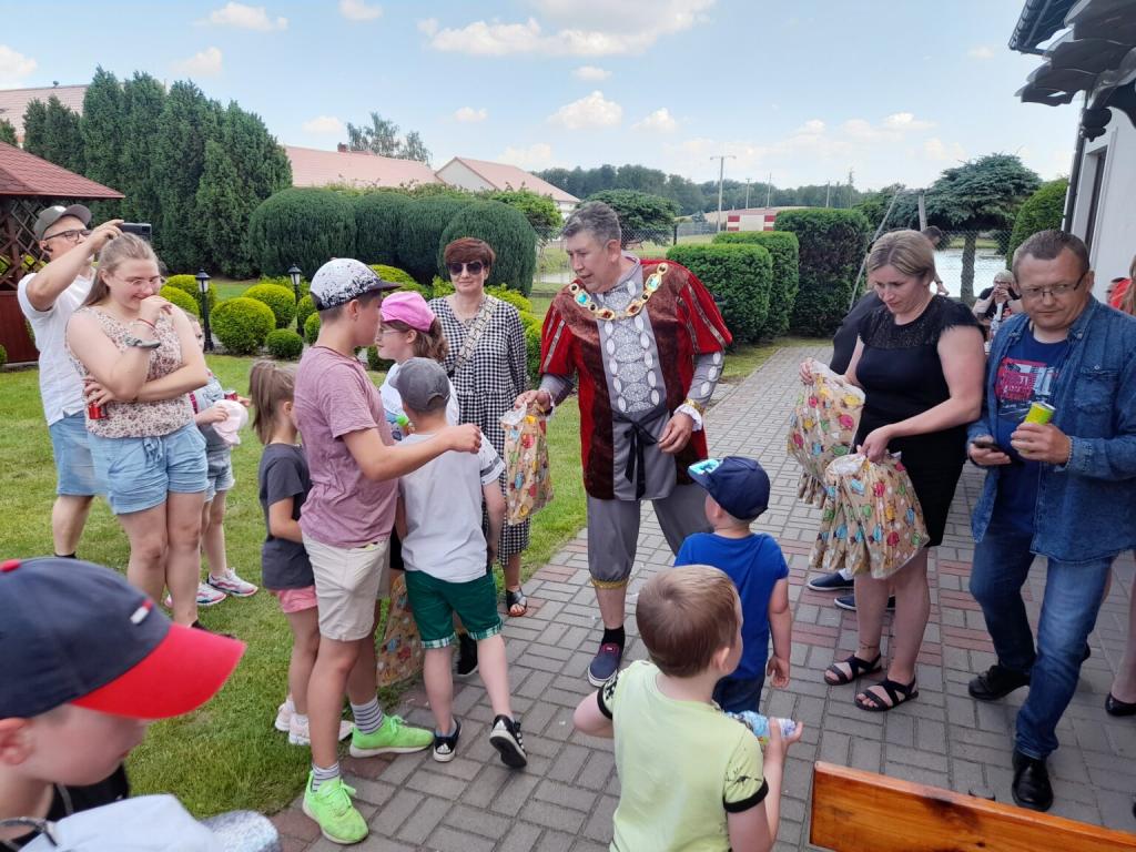 Postacie z bajek, dmuchańce, przejażdzki bryczką – takie atrakcje czekały na wychowanków Placówki Opiekuńczo-Wychowawczej w firmie Katarzynki