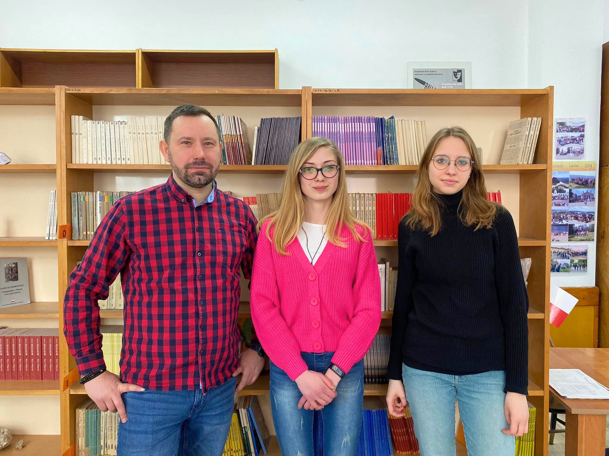 Nauczyciel Grzegorz Banaś oraz Laura Grabowski i Lidia Banaś
