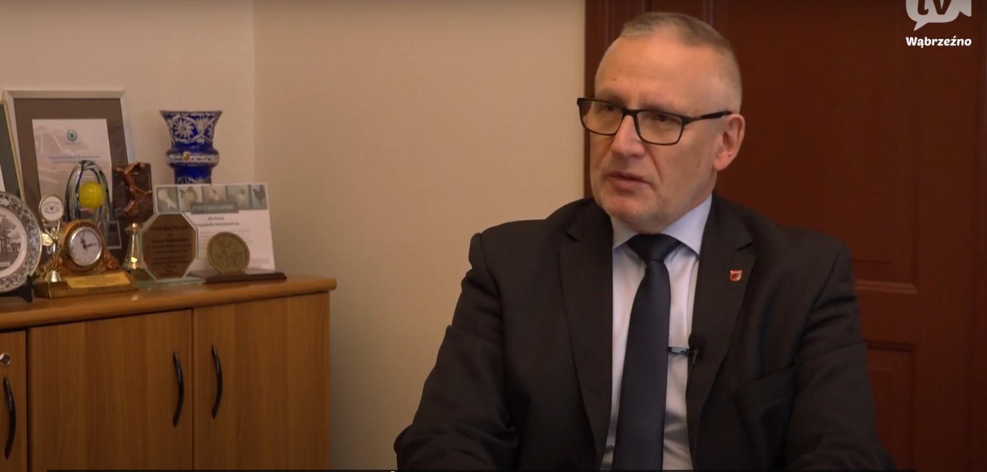 O budżecie powiatu, zaplanowanych inwestycjach drogowych i budowie boisk mówi Starosta Wąbrzeski w udzielonym wywiadzie