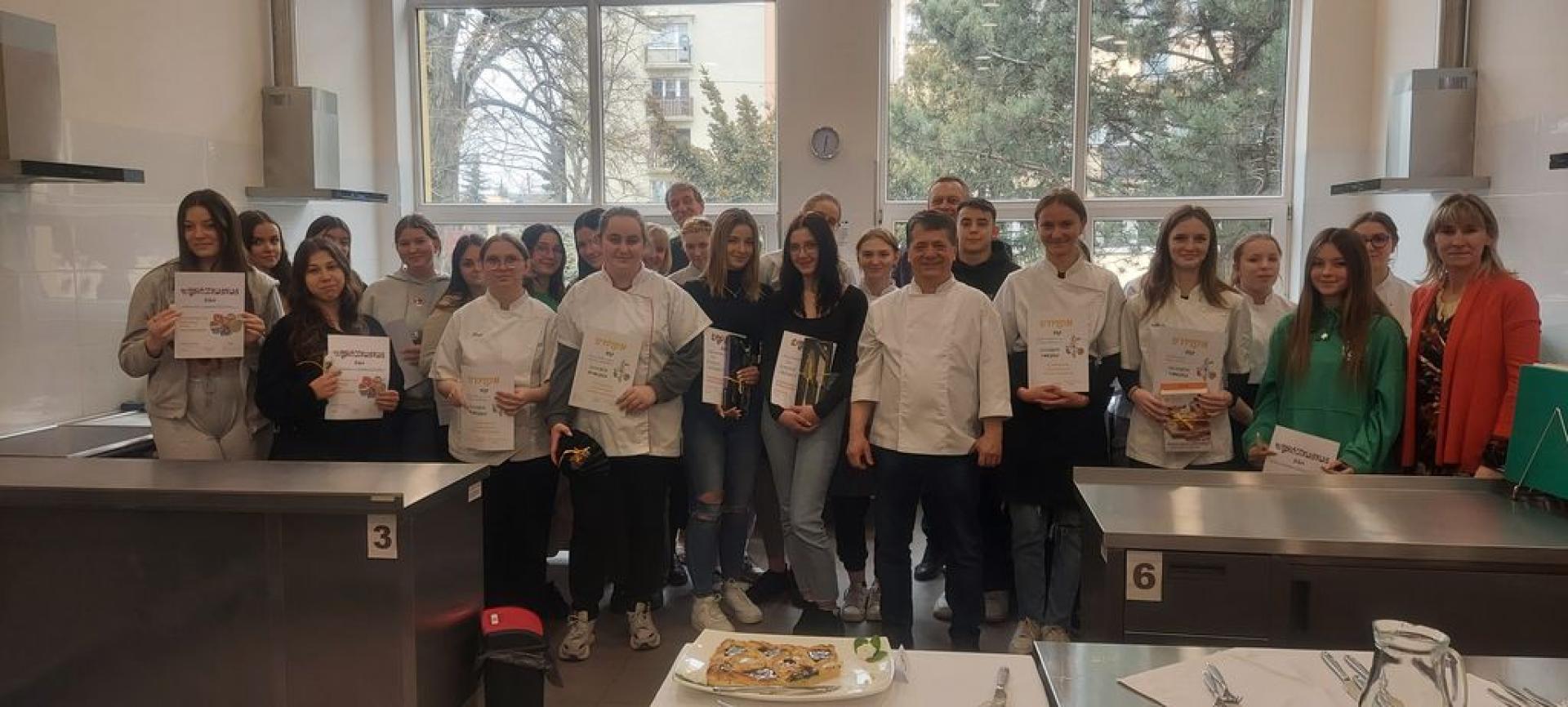 Uczestnicy konkursu na najlepszą Potrawę Wielkanocną oraz na najlepszy Stół Wielkanocny