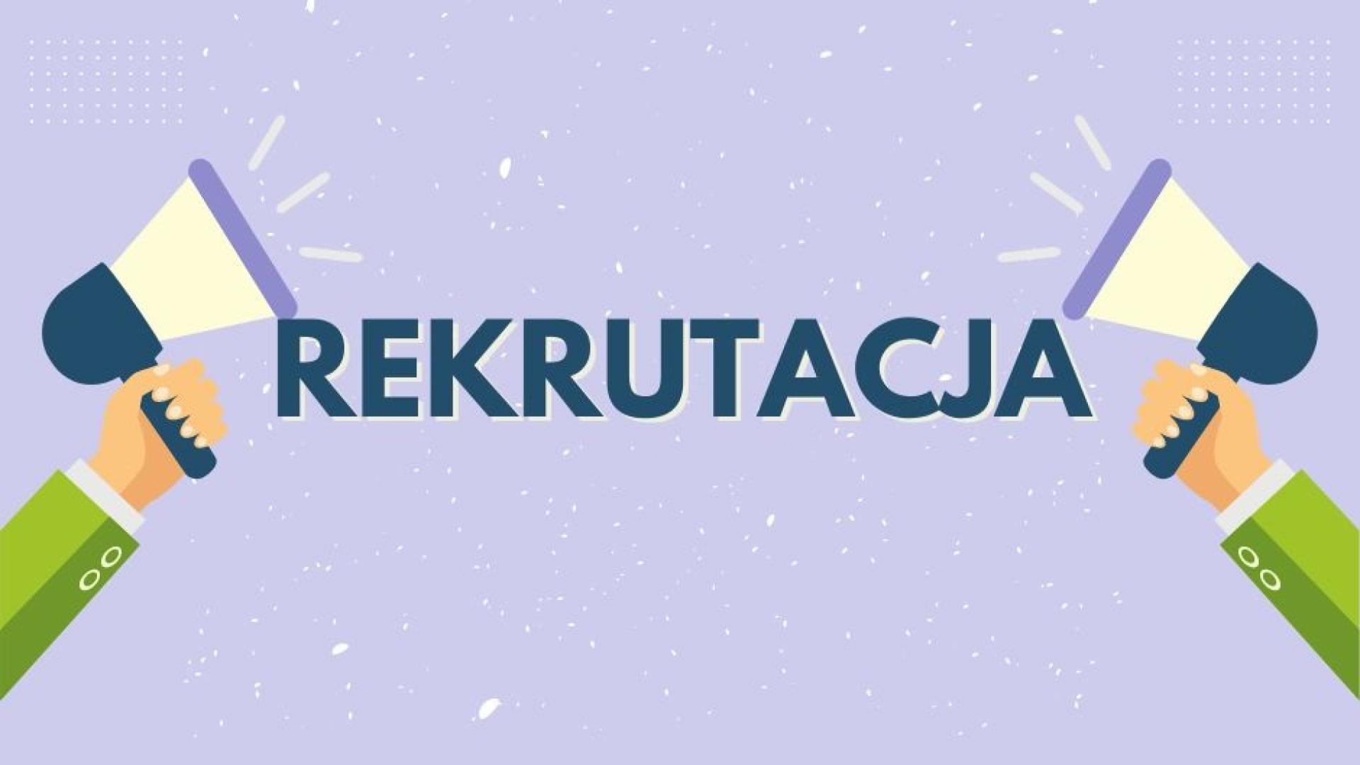 Napis rekrutacja a pod bokach rysowane ręce trzymające megafony