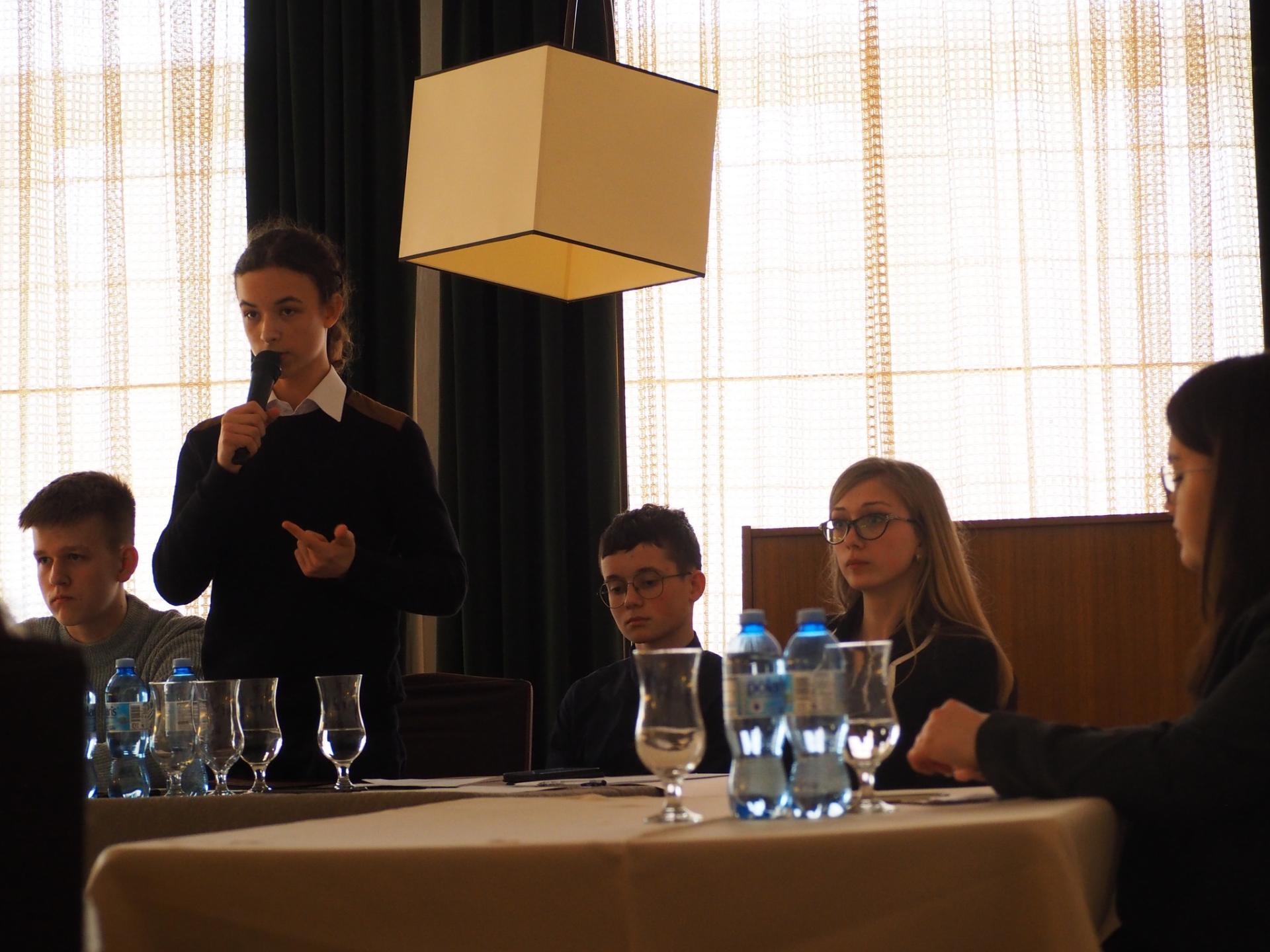 Czy zakaz samochodów spalinowych przyniesie więcej szkód dla środowiska? Młodzi debatują!