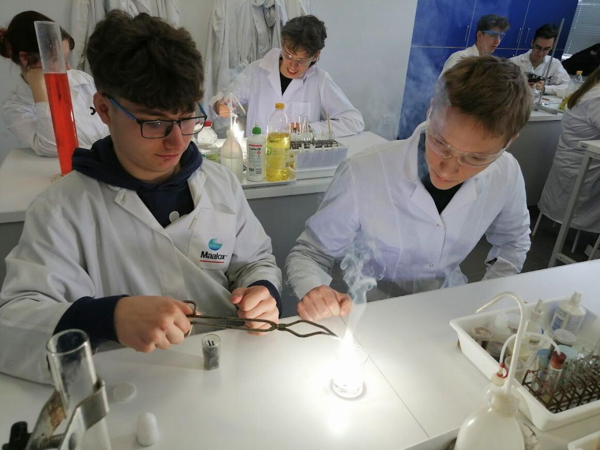Dwaj uczniowie wykonują doświadczenie chemiczne