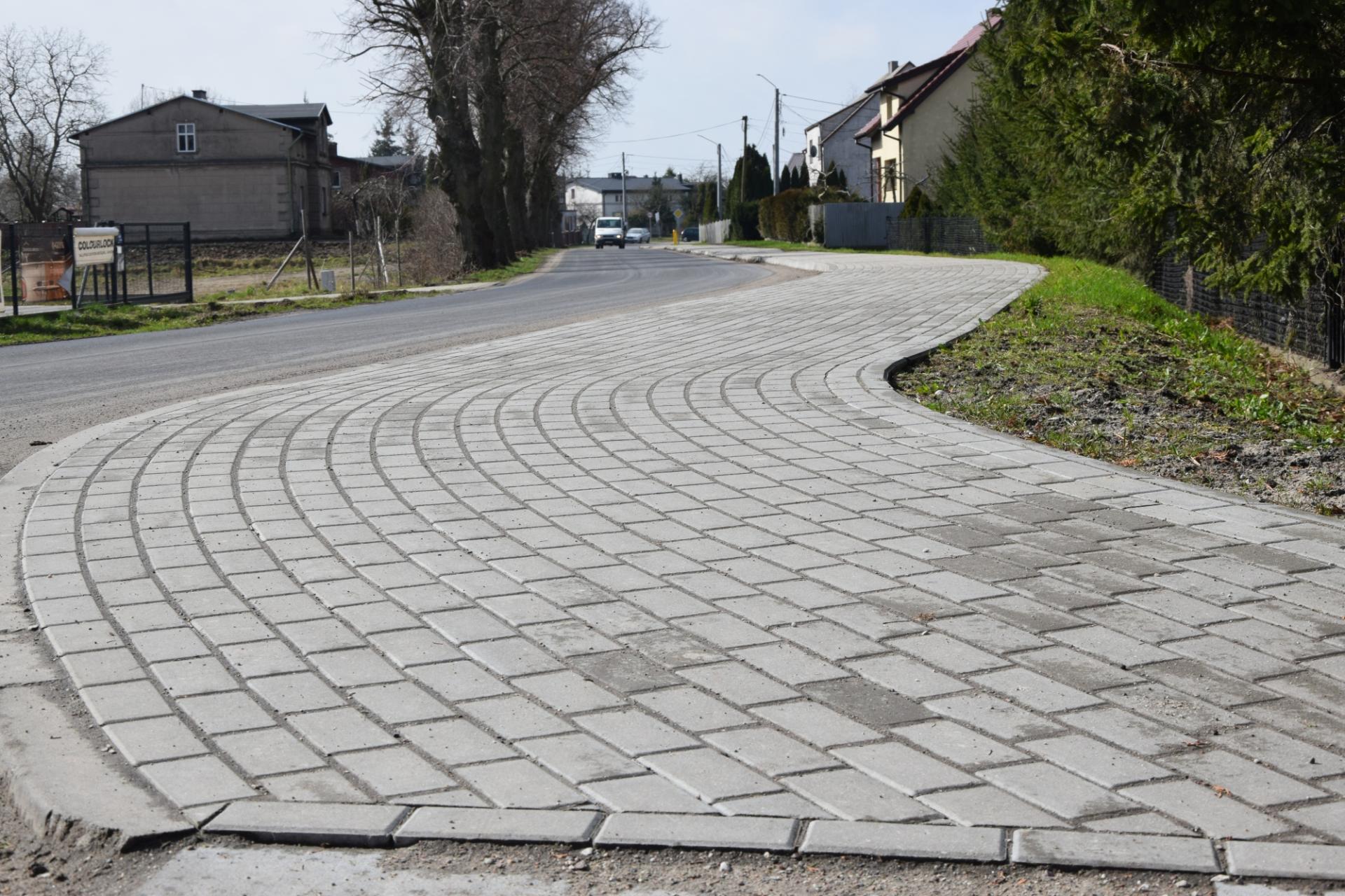 Chodnik przy markecie DINO w Książkach
