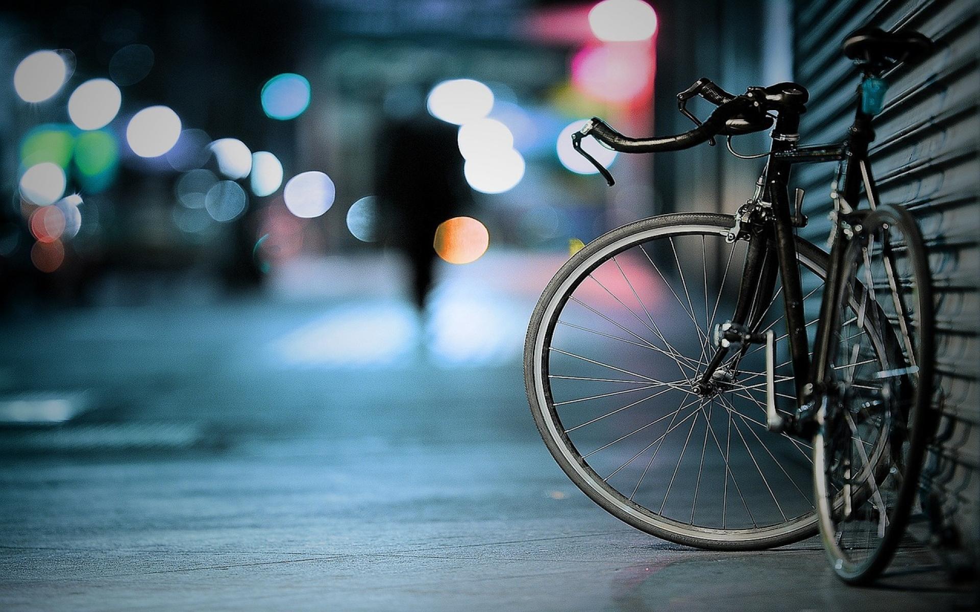rower na tle miasta nocą