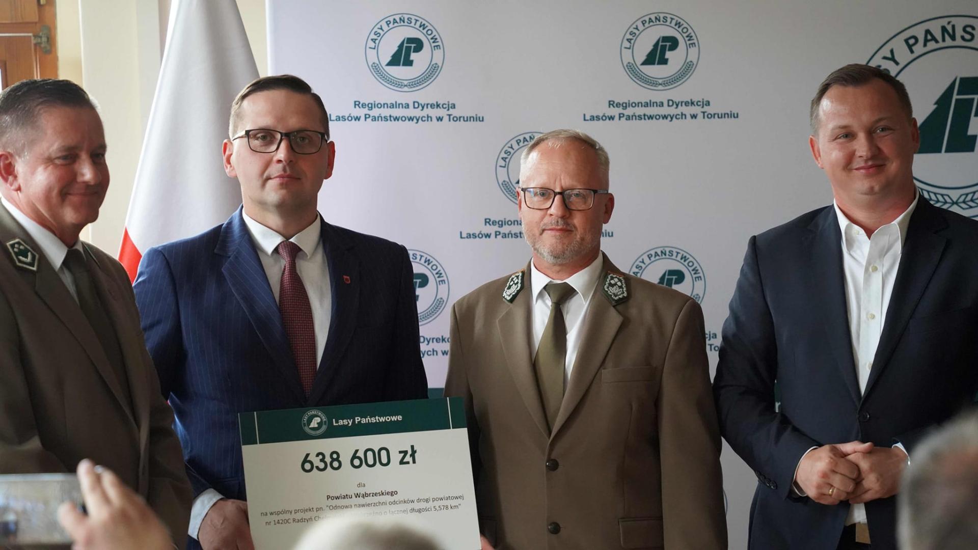 czterech mężczyzn w garniturach