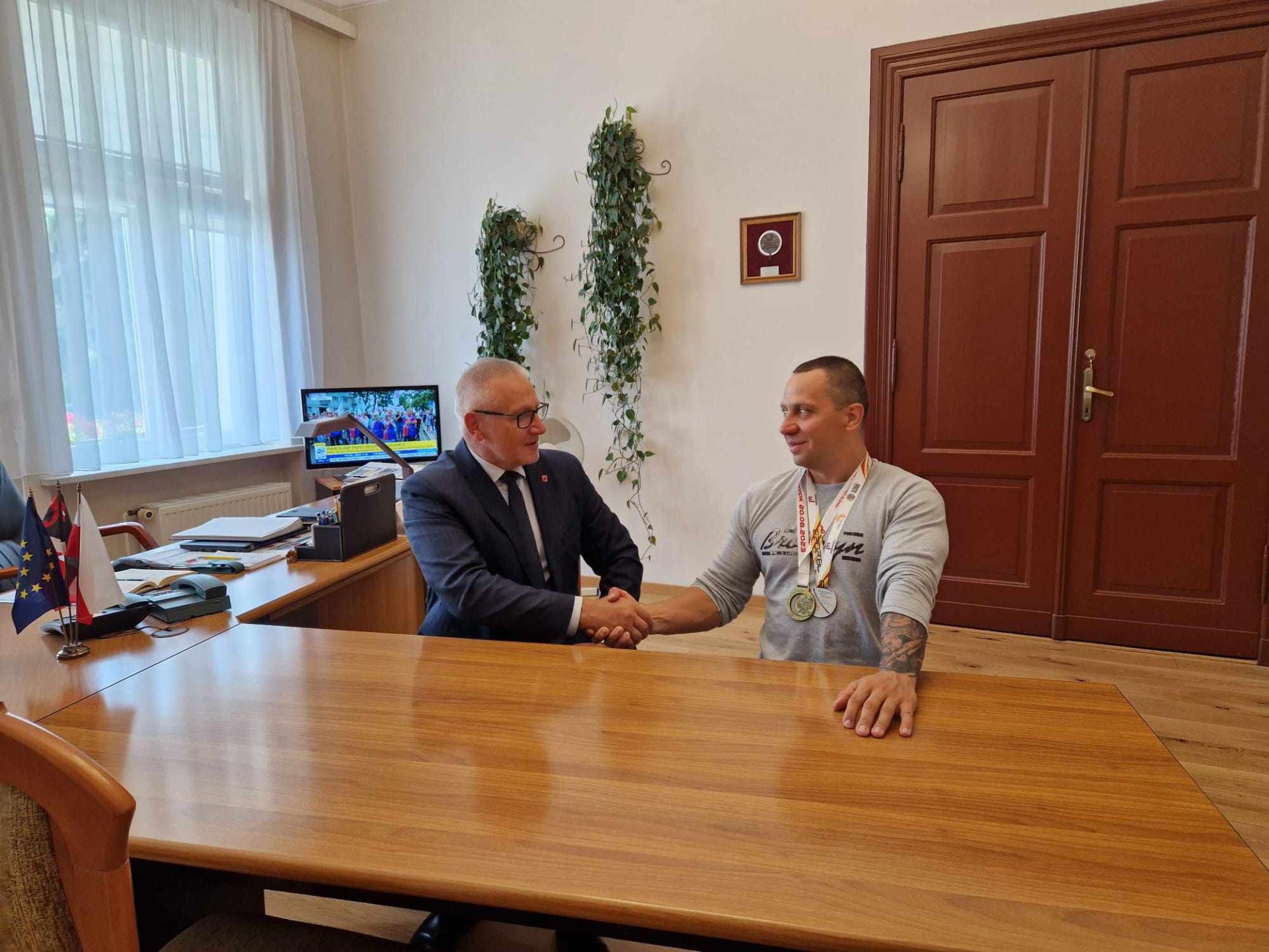 Spotkanie z Piotrem Gołębiewskim – zdobywcą złota w Mistrzostwach Polski w Parathriatlonie