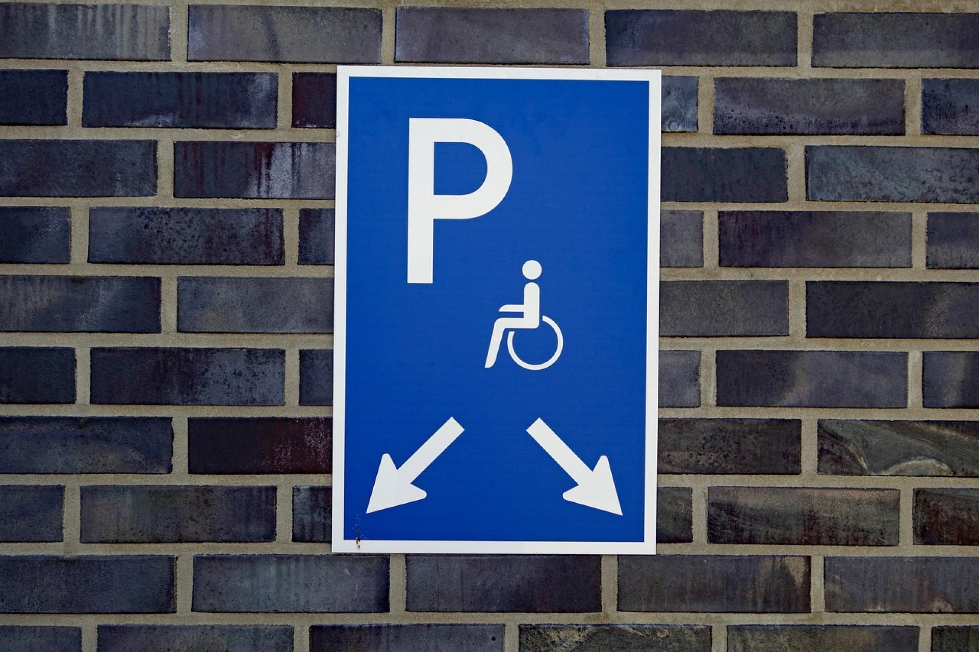 Znak wskazujący na miejsca parkingowe