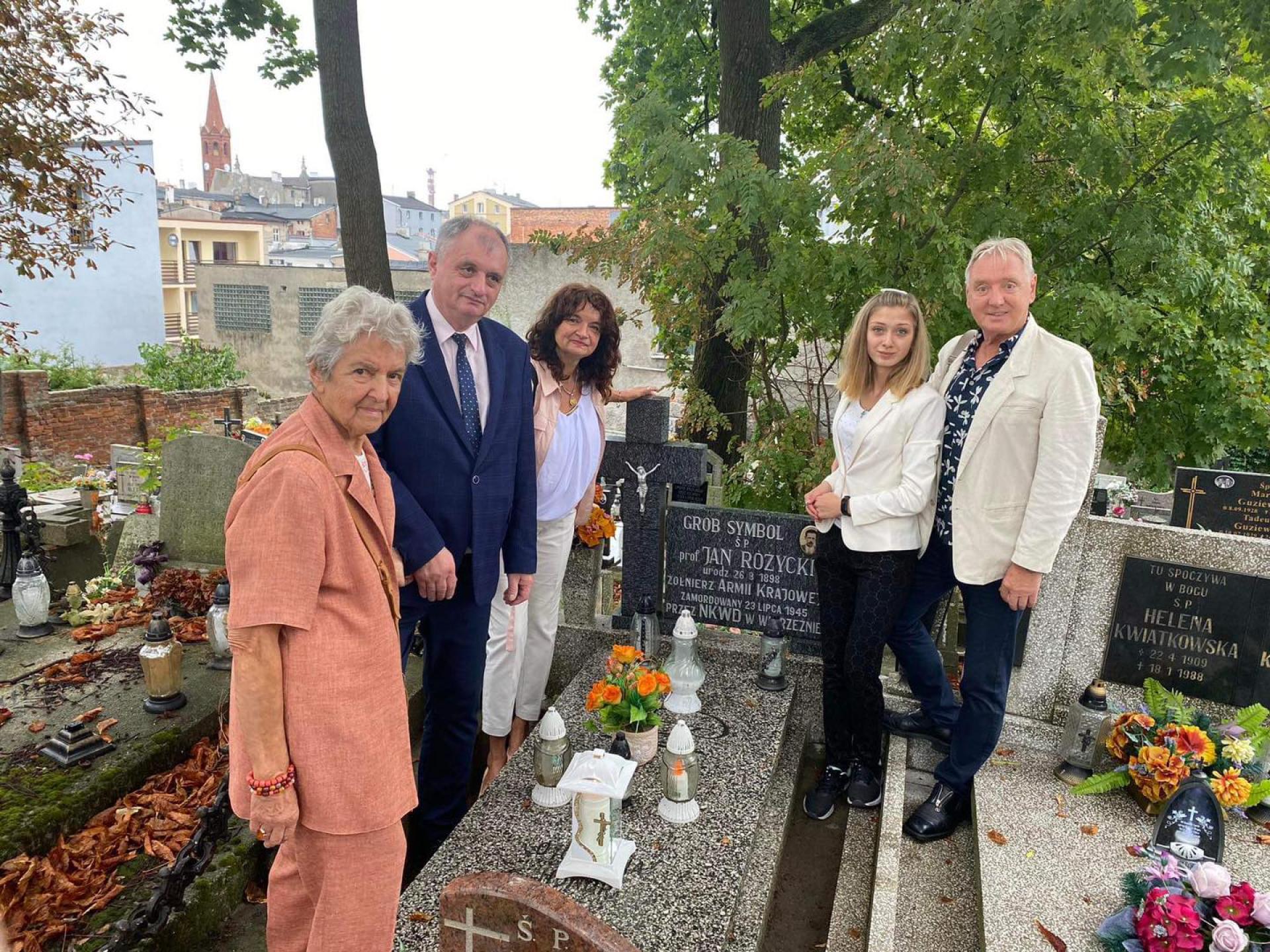 Wzruszająca wizyta córki i wnuczki pierwszego powojennego Dyrektora Zespołu Szkół Ogólnokształcących