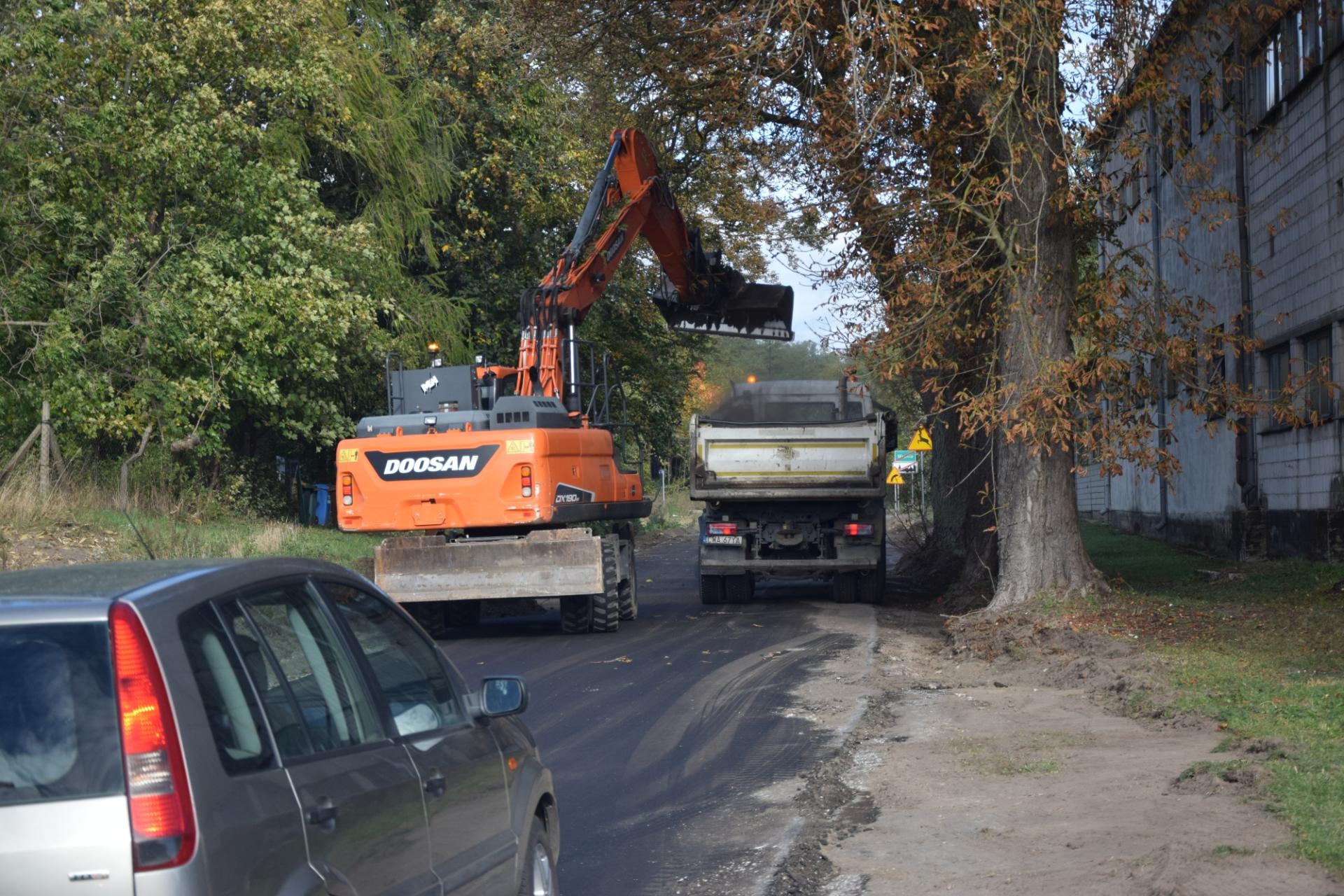 Kolejny odcinek drogi powiatowej we Wroniu w przebudowie