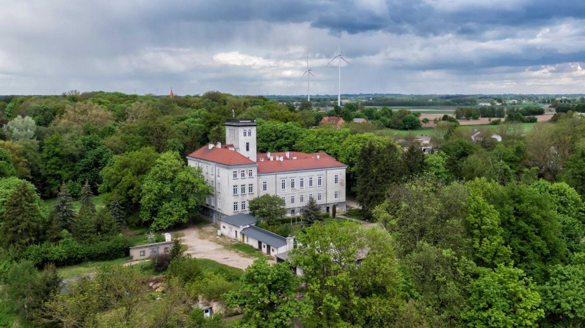 Ogłoszenie przetargu na sprzedaż zespołu parkowo-pałacowego w Dębowej Łące