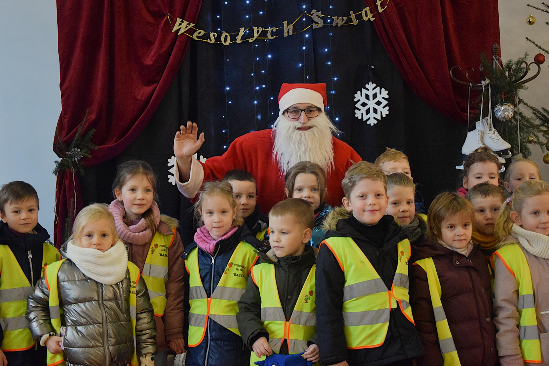 Ho ho ho… Święty Mikołaj odwiedził Starostwo Powiatowe w Wąbrzeźnie