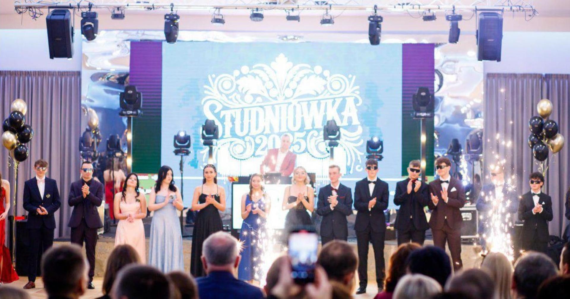 W piątkową noc maturzyści Działowskiego poczuli studniówkową moc
