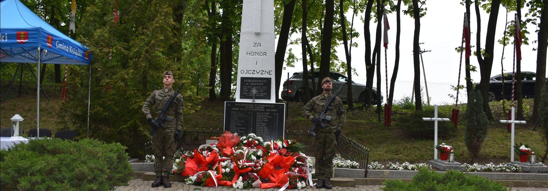 Uroczysta Msza Święta przy pomniku pamięci narodowej  na cmentarzu wojennym w Książkach