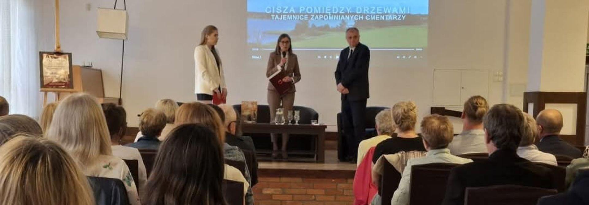 Promocja książki „Cisza pomiędzy drzewami” w Wąbrzeskim Domu Kultury