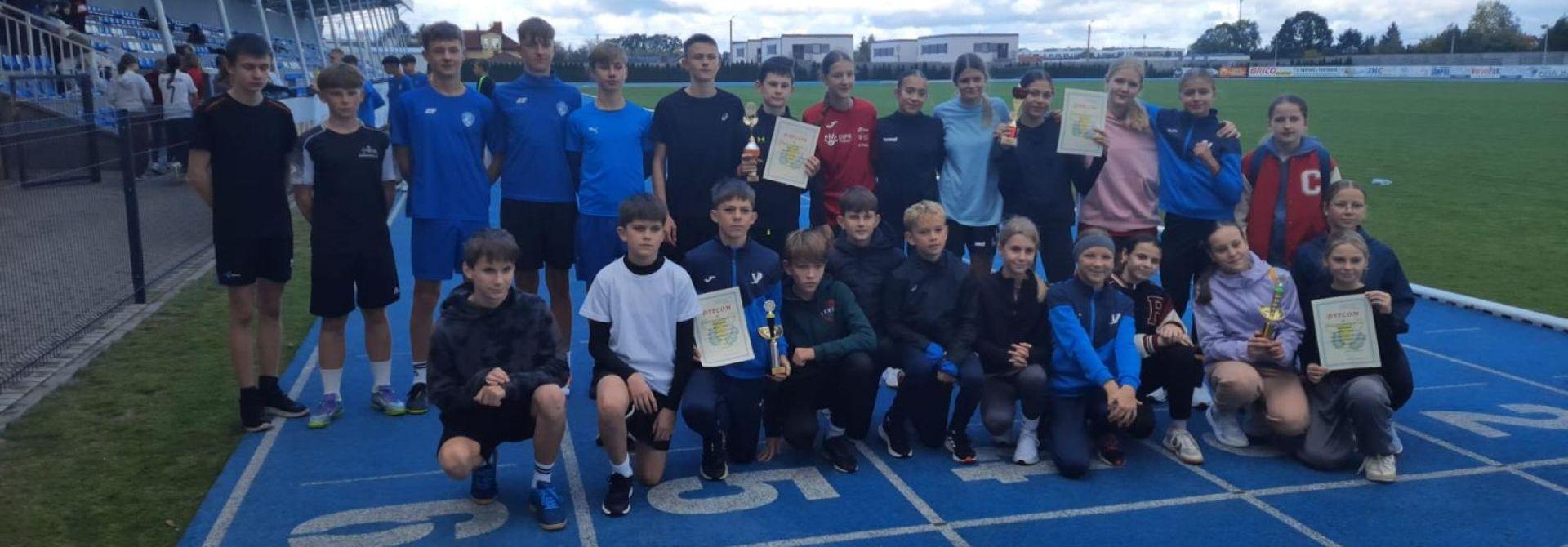 Powiatowe Sztafetowe Biegi Przełajowe 2025 – sportowe emocje na stadionie w Wąbrzeźnie!