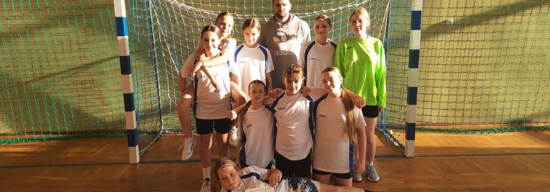 Sportowa rywalizacja dziewcząt podczas Halowego Turnieju Piłki Nożnej Dziewcząt w Wąbrzeźnie