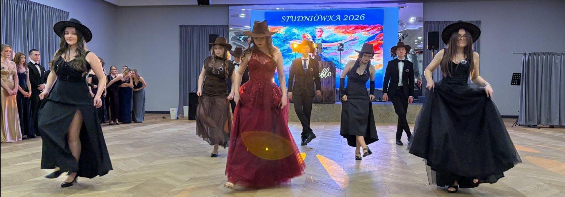 Magiczny wieczór studniówkowy w wąbrzeskim liceum