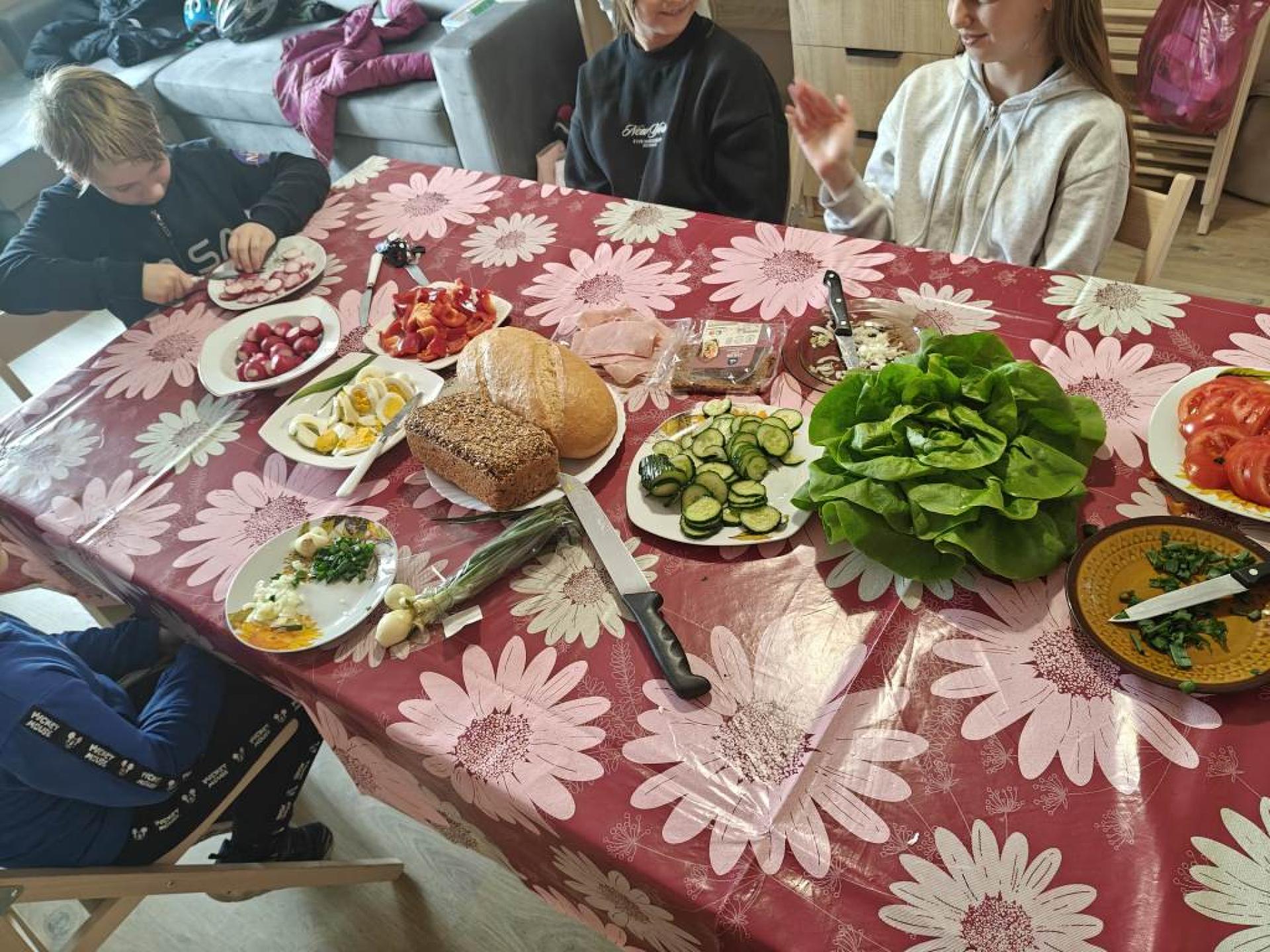 Kwiecień w klubie dla dzieci i młodzieży prowadzonym przez Powiatowe Centrum Pomocy Rodzinie w Wąbrzeźnie upłynął pod hasłem „zdrowo i naturalnie”.